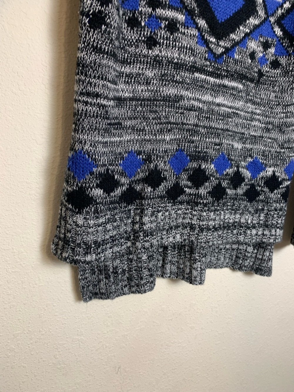derek heart Gray and Blue Patterned Knit Sweater Medium - Picture 4 of 7